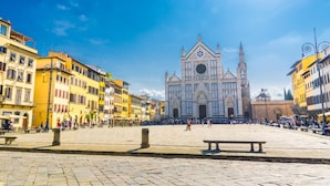 A historic square with a prominent cathedral, cobblestone pavement, and surrounding colorful buildings. - Podere Apostoli (Bagno a Ripoli)