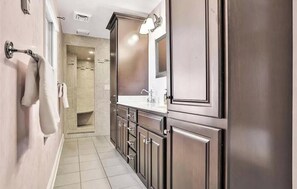 Combined shower/bathtub, jetted bath, towels, soap - The Scenic Mansion With Breathtaking View (Highland)