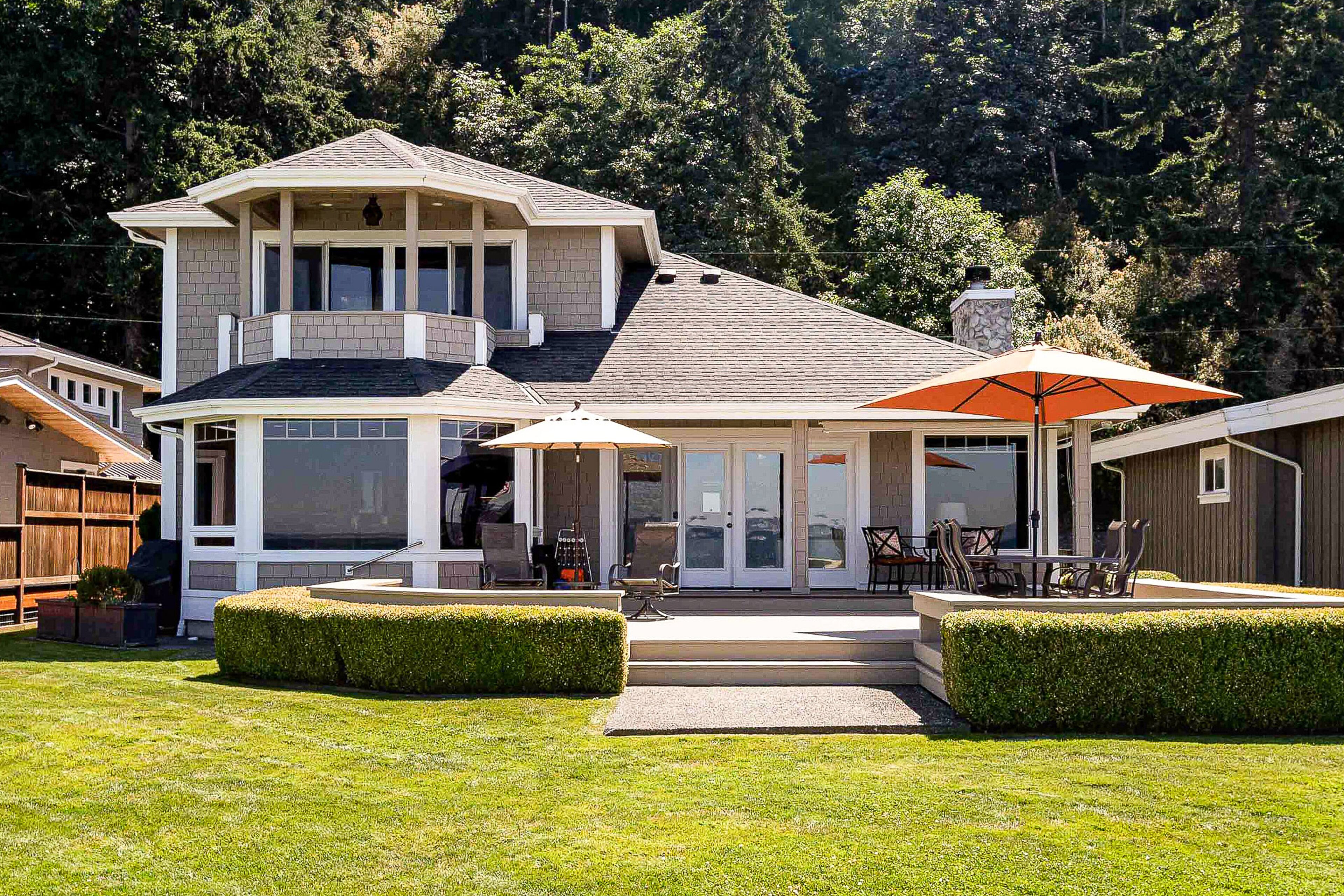 Two-story, bay front retreat with a deck, direct beach access, and washer/dryer