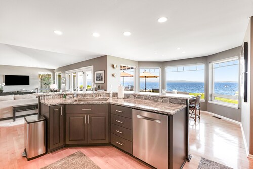 Two-story, bay front retreat with a deck, direct beach access, and washer/dryer