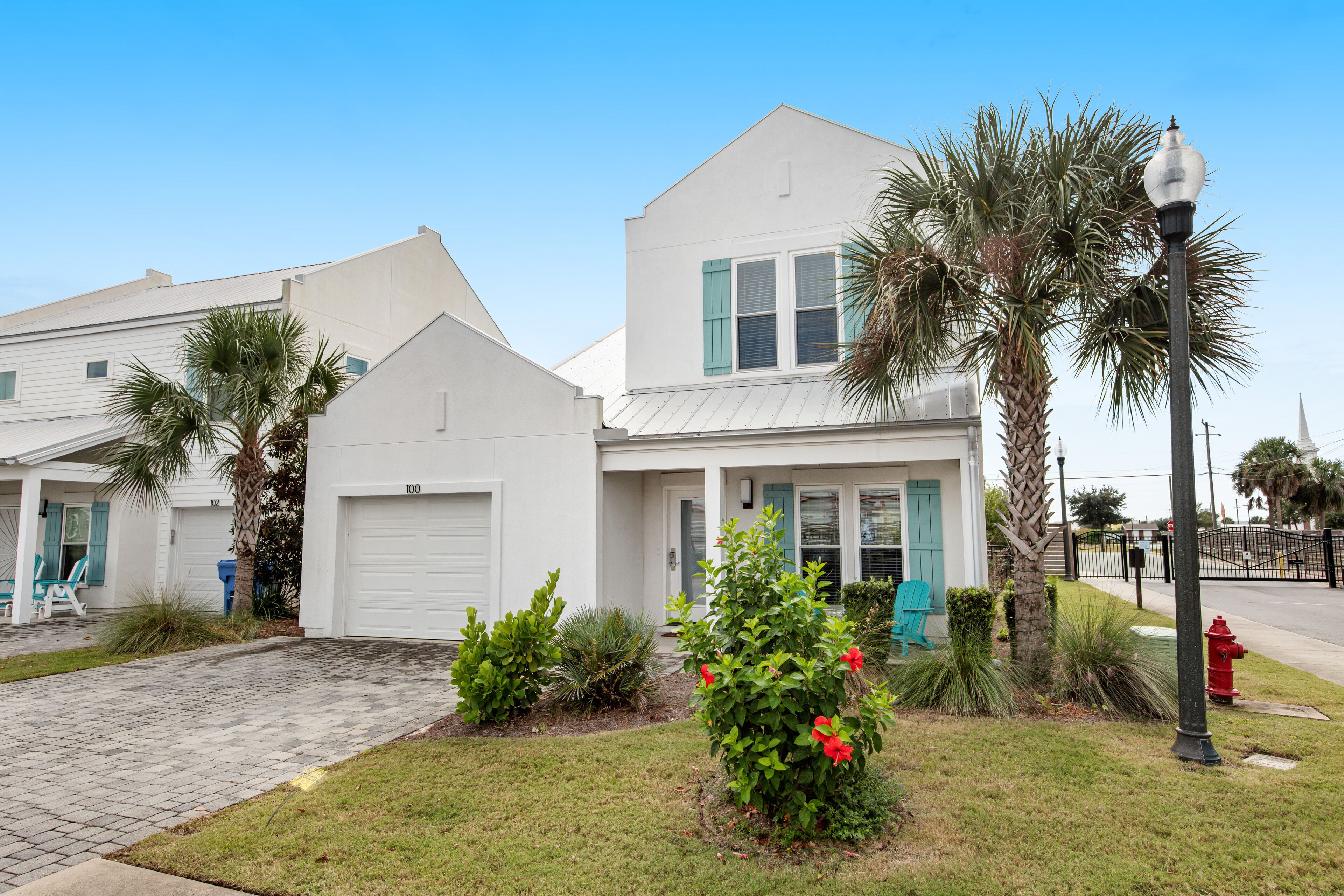Trendy & spacious house in the heart of the city with pool - short walk to beach