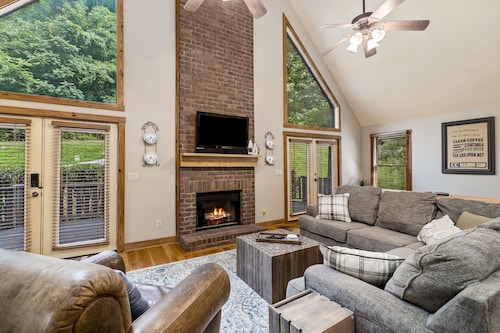 Hilltop Hideaway at Center Hill Lake