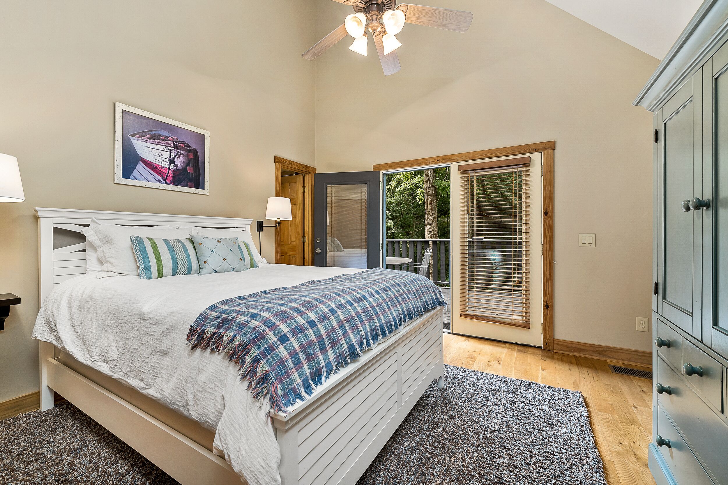 3 bedrooms, internet, bed sheets