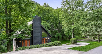 Hilltop Hideaway at Center Hill Lake