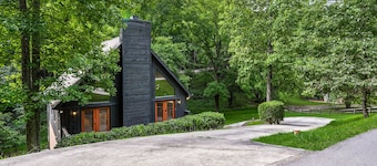 Hilltop Hideaway at Center Hill Lake