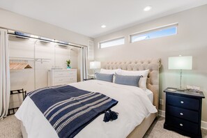Internet, bed sheets - Idyllic downtown studio with water views, free WiFi, full kitchen & modern touch (Port Angeles)