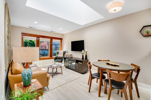 Historic downtown loft near shopping & restaurants with WiFi & full kitchen