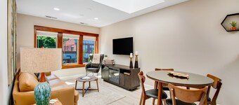 Historic downtown loft near shopping & restaurants with WiFi & full kitchen