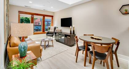 Historic downtown loft near shopping & restaurants with WiFi & full kitchen