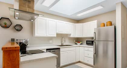Historic downtown loft near shopping & restaurants with WiFi & full kitchen