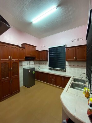 Réfrigérateur, micro-ondes, bouilloire électrique, épices