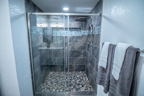 Combined shower/bathtub, hair dryer, towels, soap