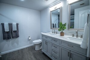 Ensemble douche/baignoire, sèche-cheveux, serviettes fournies, savon