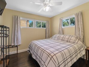 4 bedrooms, iron/ironing board, Internet, bed sheets - Mi Casa Dune Casa - North Star Properties (Gary)