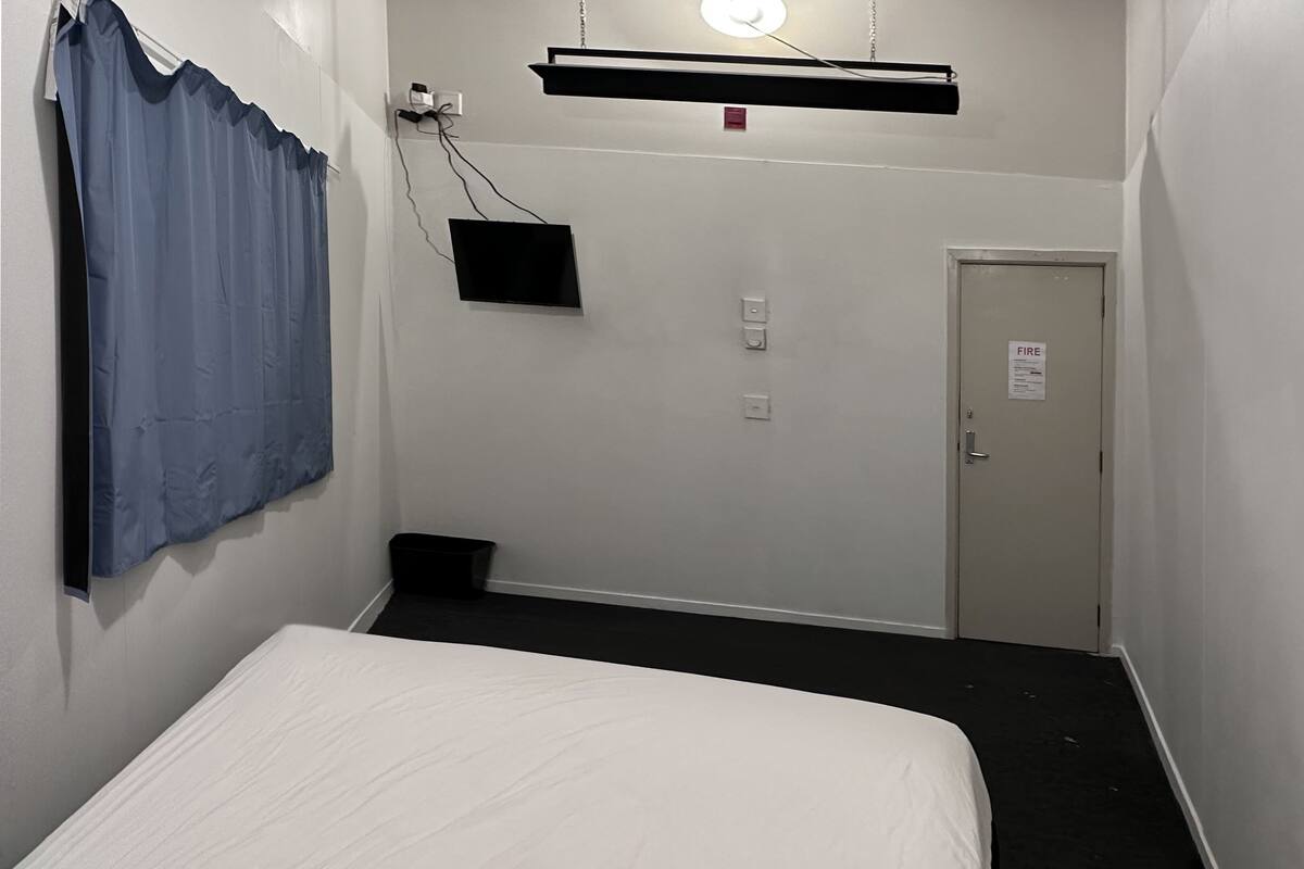 Quarto casal básico | Wi-Fi de cortesia, roupa de cama