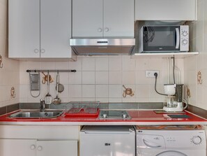 Réfrigérateur, micro-ondes, cafetière/bouilloire