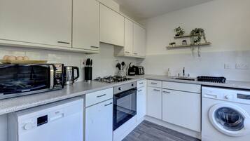 冰箱、微波炉、炉灶、洗碗机