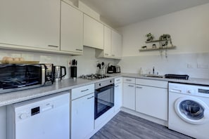 Refrigerador, microondas, parrilla de estufa y lavavajillas