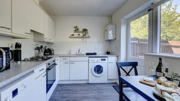 Réfrigérateur, micro-ondes, plaque de cuisson, lave-vaisselle