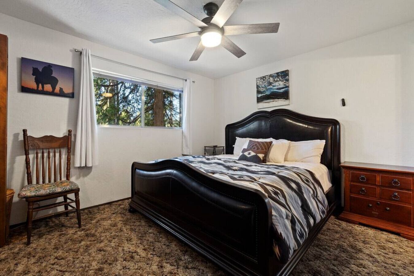 2 bedrooms, desk, WiFi, bed sheets