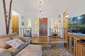 Fernseher, Kamin, DVD-Player, Bücher