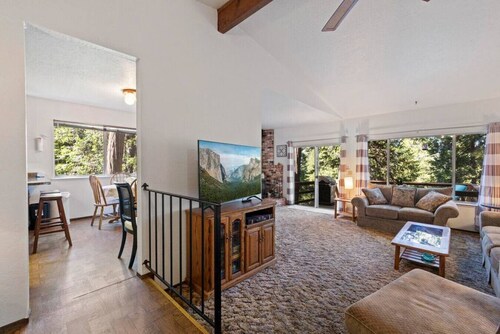 Retro Family Cabin in Twain Harte | AC & Bunk Room