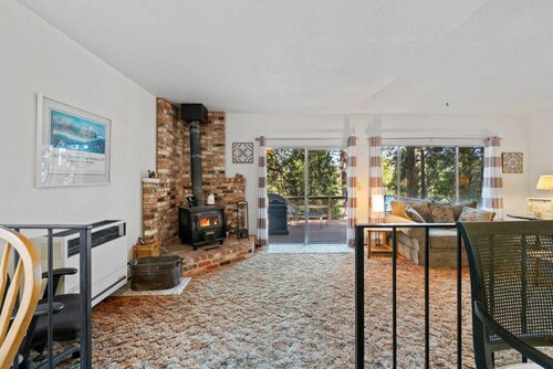 Retro Family Cabin in Twain Harte | AC & Bunk Room