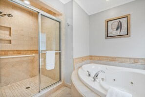 Ensemble douche/baignoire, baignoire à jets, serviettes fournies