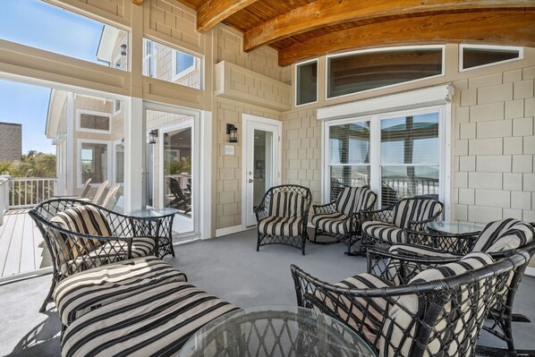 Terrace/patio - Pool, Beach Access, Walk to Town, Pet ok w/ fee- 808 Ocean (Isle Of Palms)