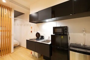 Basic Room | Private kitchen | Fridge, microwave, stovetop, rice cooker - T-home 1-1 (Tokyo)