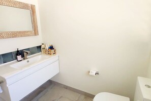 Asciugacapelli, asciugamani, sapone, shampoo