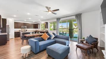 Una televisión, una chimenea, un futbolín