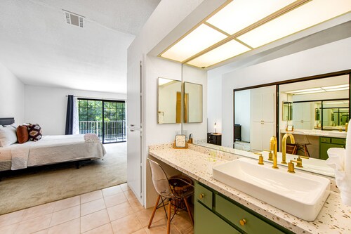 Second floor, dog-friendly condo w/ pool & hot tub access, WiFi, and central AC