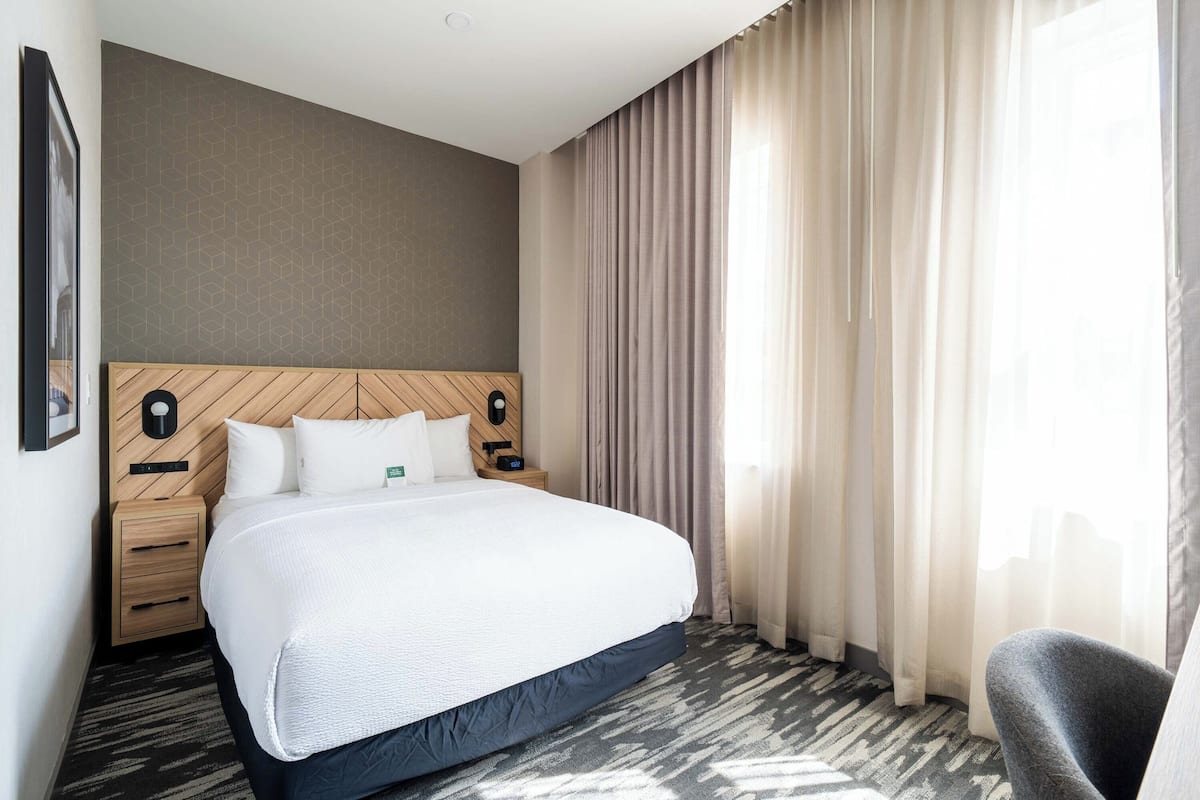 Standard Room, 1 Queen Bed | 1 bedroom, in-room safe, desk, laptop workspace
