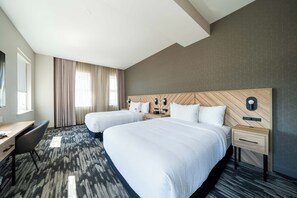 Kamer, 2 queensize bedden (Accessible) | Een kluis op de kamer, een bureau, een laptopwerkplek