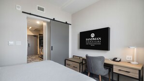 Standaard suite, 1 kingsize bed met slaapbank | Een kluis op de kamer, een bureau, een laptopwerkplek