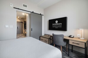 标准套房, 1 张特大床和 1 张沙发床 | 客房内保险箱、办公桌、笔记本电脑工作区、遮光窗帘