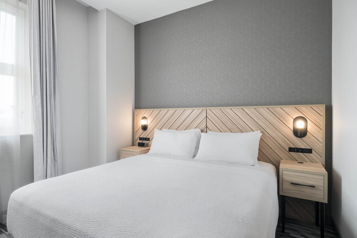 Standard-Suite, 1 King-Bett und Schlafsofa | Zimmersafe, Schreibtisch, laptopgeeigneter Arbeitsplatz