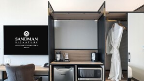 Standaard kamer, 2 queensize bedden | Een kluis op de kamer, een bureau, een laptopwerkplek