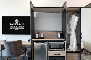 标准房, 2 张大床 | 客房内保险箱、办公桌、笔记本电脑工作区、遮光窗帘