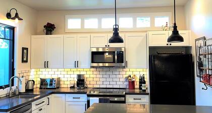 The Little Lodge is a new farmhouse style cottage-4 min to vibrant Downtown Napa