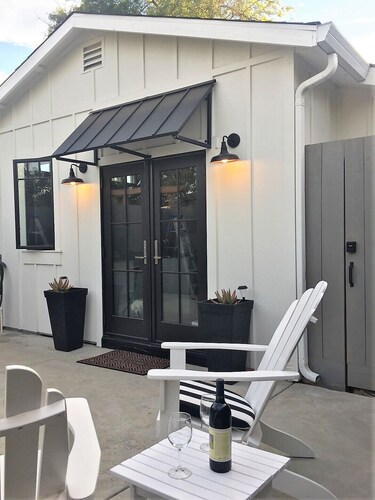 The Little Lodge is a new farmhouse style cottage-4 min to vibrant Downtown Napa