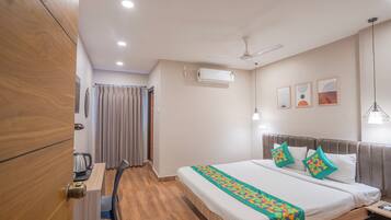 Standard Double Room | Desk, soundproofing, bed sheets