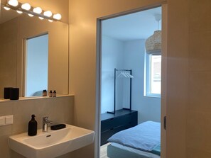 Badewanne, Haartrockner, Handtücher, Seife