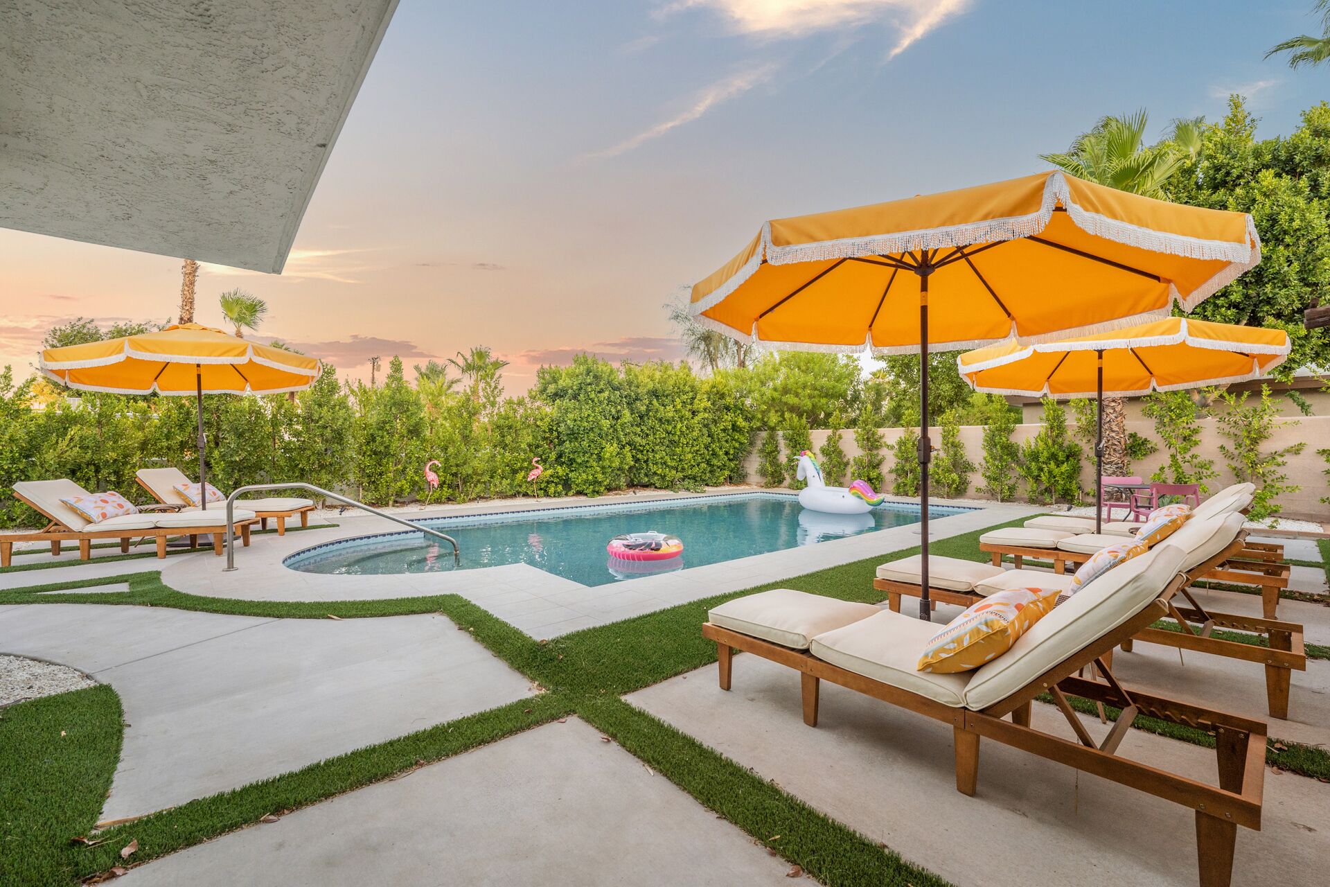 3 BR (each with own bathroom), BIG pool in Palm Springs!