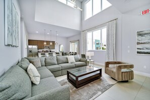 Smart TV - Sleek Condo with Pool Table near Disney and Resort & Waterpark Access - B1-202 (Kissimmee)