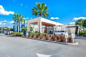 Exterior - Sleek Condo with Pool Table near Disney and Resort & Waterpark Access - B1-202 (Kissimmee)