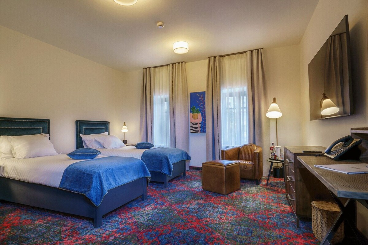 Ropa de cama de alta calidad, colchones con pillow-top y minibar 