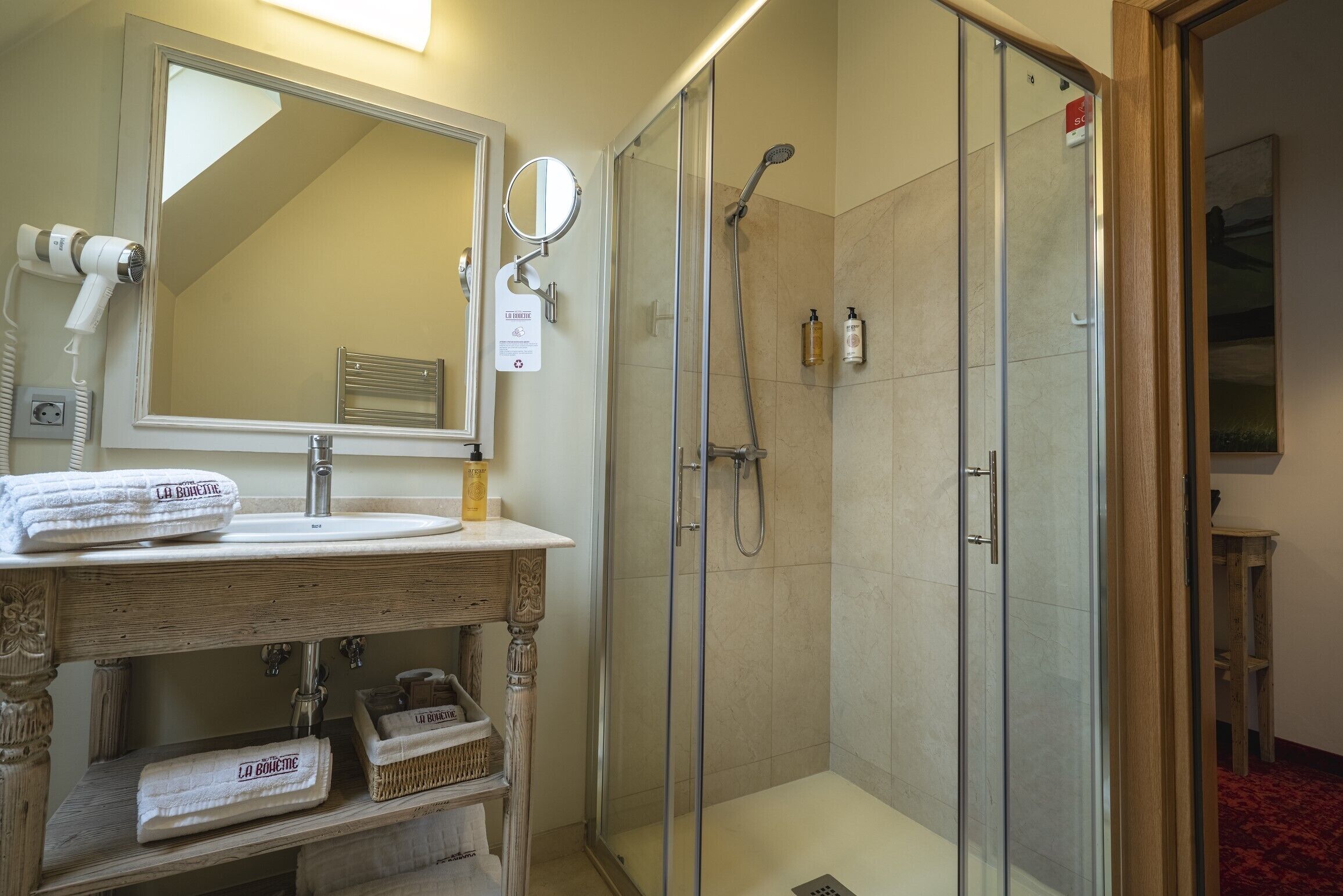 Habitación doble superior | Baño | Ducha, artículos de higiene personal de diseño y secador de pelo