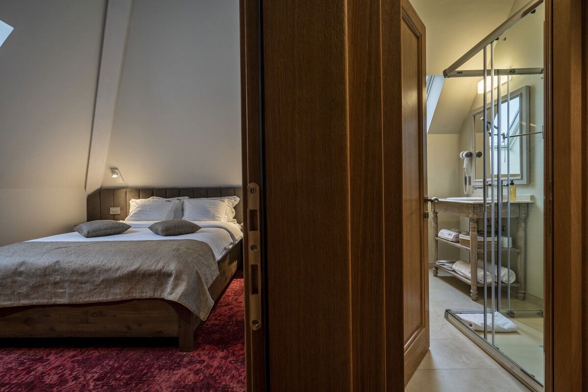 Ropa de cama de alta calidad, colchones con pillow-top y minibar 